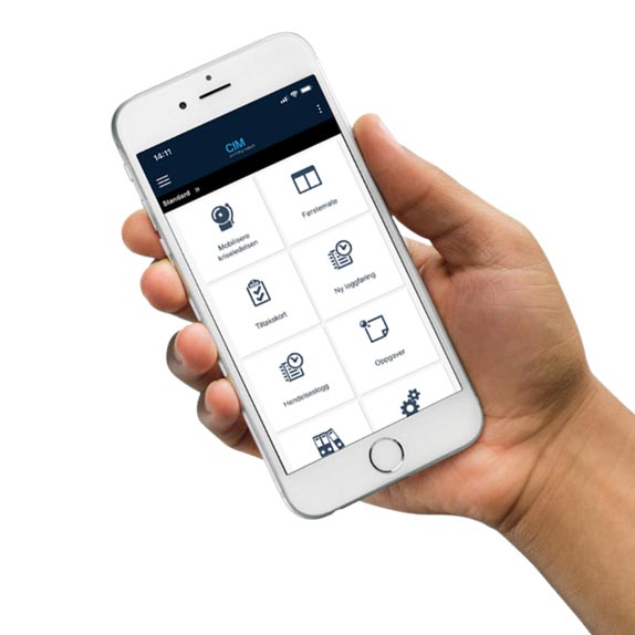 En hånd holder en smarttelefon som viser frem CIM for brann-appen, med en mørk overskrift og seks ikoner for funksjoner som timeplan, weblogin og innstillinger på en skarp hvit skjerm.