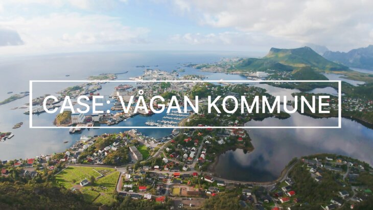 Aerial view of a coastal town with scattered houses, water bodies, and mountains in the background. The text “CASE: VÅGAN KOMMUNE – CIM for brann” is overlaid in white across the center of the image.